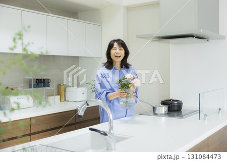キッチンで花瓶を持つ女性  131084473
