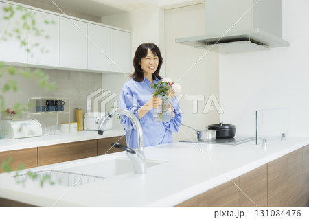 キッチンで花瓶を持つ女性  131084476