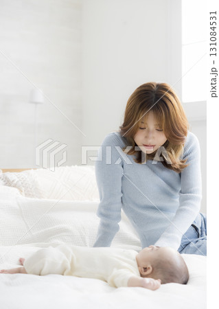 赤ちゃんを抱いている若い母親 131084531