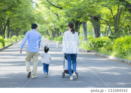 新緑の公園を歩く家族   　 131084542