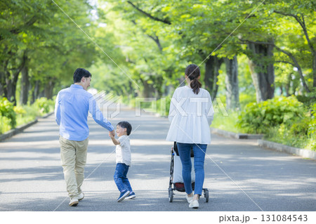 新緑の公園を歩く家族   　 131084543