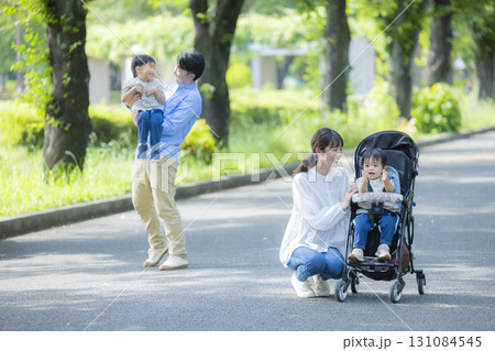 新緑の公園を歩く家族     新緑の公園を歩く家族     131084545