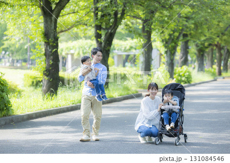 新緑の公園を歩く家族   　 131084546