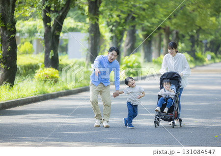 新緑の公園を歩く家族 新緑の公園を歩く家族 131084547