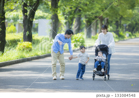 新緑の公園を歩く家族   　 131084548