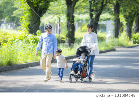 新緑の公園を歩く家族   　 131084549