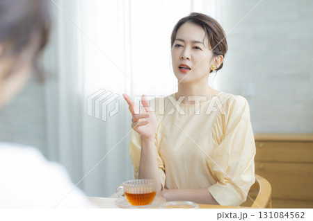 紅茶を飲むミドル女性 131084562