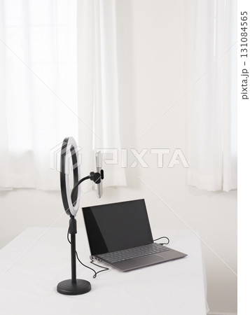 白い机の上にある動画配信用セット 131084565