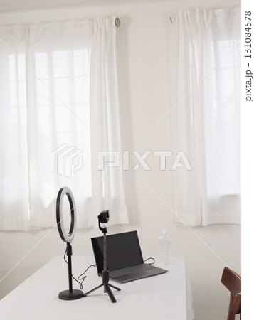 白い机の上にある動画配信用セット 白い机の上にある動画配信用セット 131084578