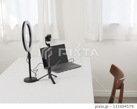 白い机の上にある動画配信用セット 白い机の上にある動画配信用セット 131084579