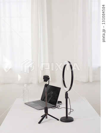 白い机の上にある動画配信用セット 白い机の上にある動画配信用セット 131084584