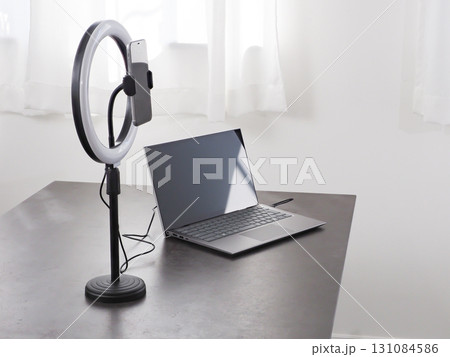 白い机の上にある動画配信用セット 131084586