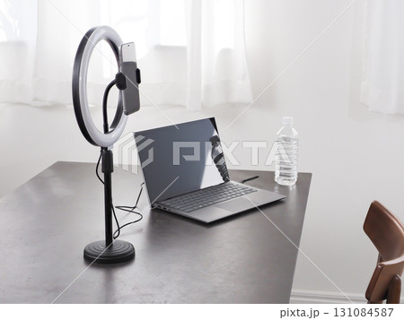 白い机の上にある動画配信用セット 白い机の上にある動画配信用セット 131084587
