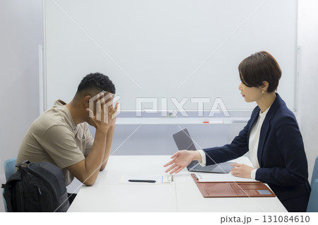 外国人の男性に説明をする女性 　 131084610