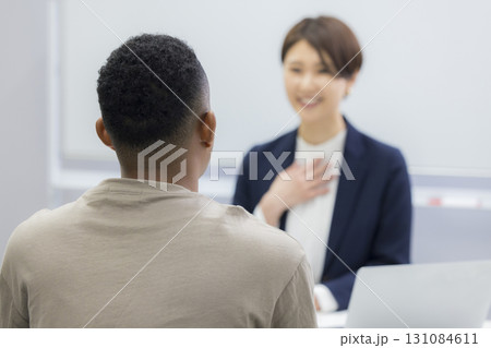 外国人の男性に説明をする女性 　 131084611