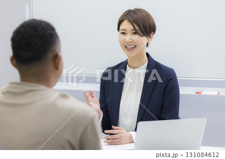 外国人の男性に説明をする女性 　 131084612