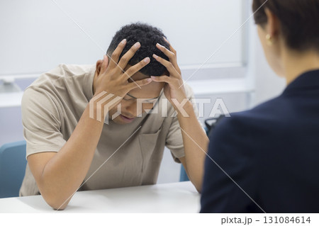 外国人の男性に説明をする女性 外国人の男性に説明をする女性 131084614