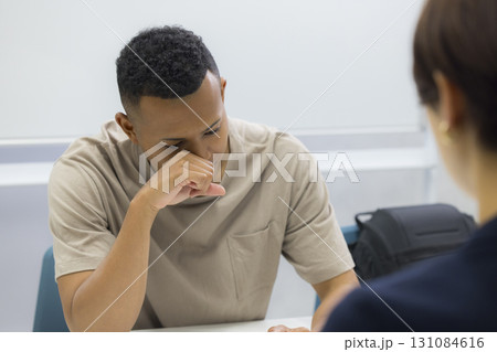 外国人の男性に説明をする女性 外国人の男性に説明をする女性 131084616