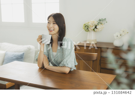 コーヒーを飲む女性 131084642