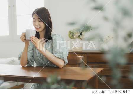 コーヒーを飲む女性 131084644