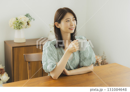 若い女性 若い女性 131084648