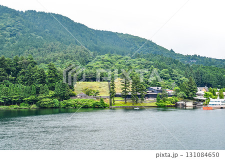 芦ノ湖 遊覧船より箱根関所・箱根関所資料館を望む 芦ノ湖 遊覧船より箱根関所・箱根関所資料館を望む 131084650