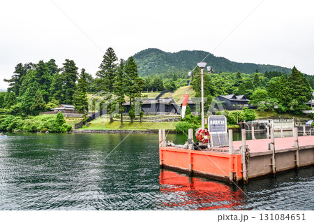 芦ノ湖 遊覧船より箱根関所・箱根関所資料館を望む 芦ノ湖 遊覧船より箱根関所・箱根関所資料館を望む 131084651