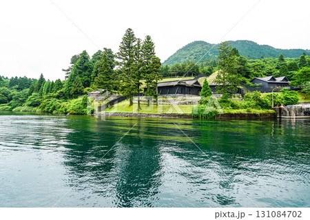 芦ノ湖　遊覧船より箱根関所・箱根関所資料館を望む 131084702