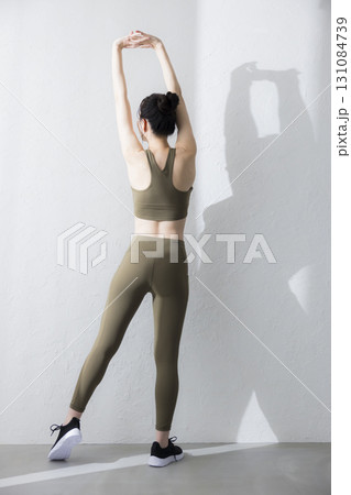 トレーニングウェアでストレッチをする女性 　  131084739