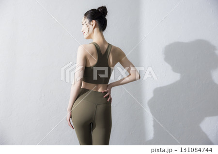 トレーニングウェアでストレッチをする女性 トレーニングウェアでストレッチをする女性 131084744