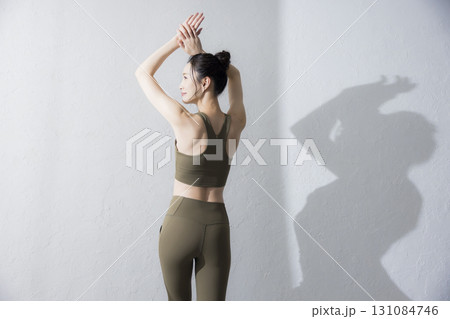 トレーニングウェアでストレッチをする女性 　  131084746