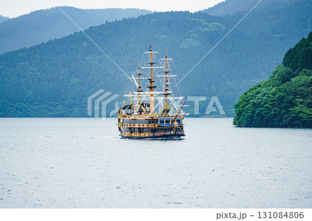 芦ノ湖を航行する海賊船ビクトリー 芦ノ湖を航行する海賊船ビクトリー 131084806