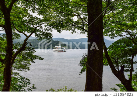 芦ノ湖を航行する遊覧船 131084822