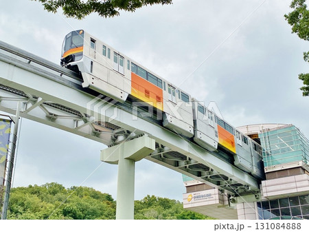 駅を出発する多摩モノレール 131084888