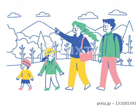 山道を歩く4人家族_色 131085391