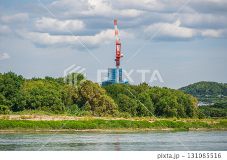 淀川風景　新名神高速道路工事のタワークレーン　大阪府 131085516