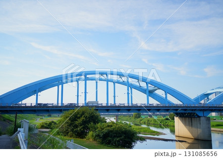 今日のはじまり - 朝の光が差し込む夏の丸子橋（多摩川下流） 131085656