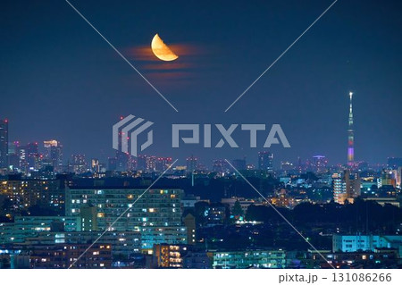 神奈川県川崎市多摩区や東京都狛江市、都心方面の夜景と月出(下弦の月) 131086266