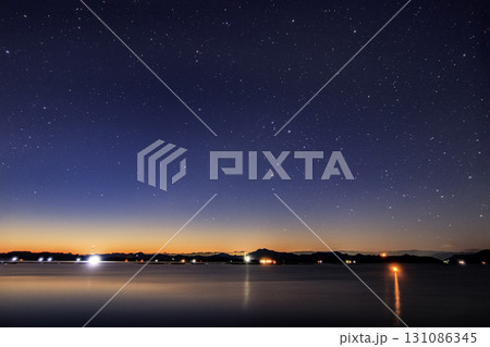 瀬戸内の冬の星景薄明の空に昇るさそり座 131086345