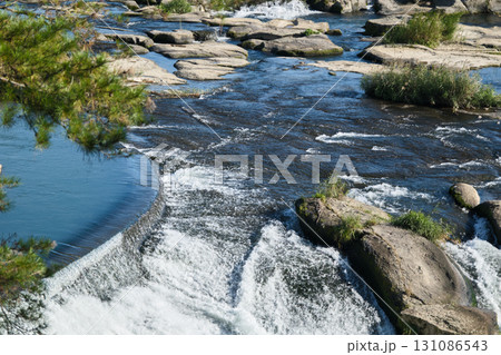 美しい晴れの曽木の滝 131086543