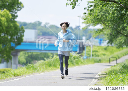 屋外でランニングする40代女性 131086883
