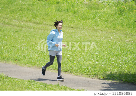 屋外でランニングする40代女性 全身 屋外でランニングする40代女性 全身 131086885