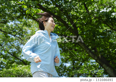 屋外でランニングする40代女性 131086891