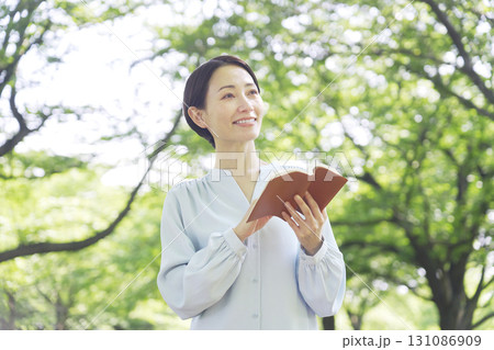 屋外で読書する女性 屋外で読書する女性 131086909
