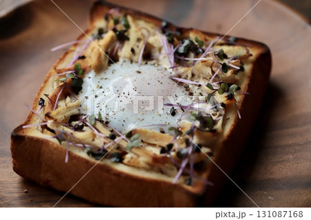 チキンを土手にした目玉焼きトースト 131087168