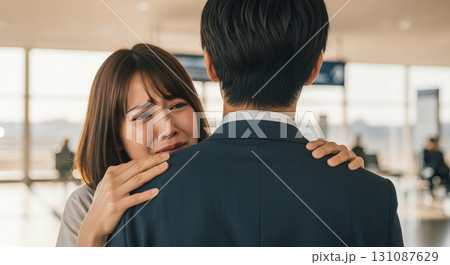 空港で別れを惜しむ恋人 抱きしめるほど遠くなる2人 131087629