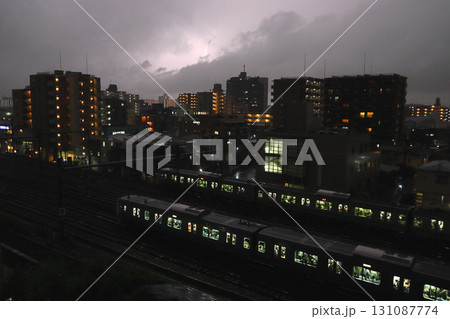 ゲリラ雷雨で停車する京浜東北線・上野東京ライン(埼玉県川口市) ゲリラ雷雨で停車する京浜東北線・上野東京ライン(埼玉県川口市) 131087774