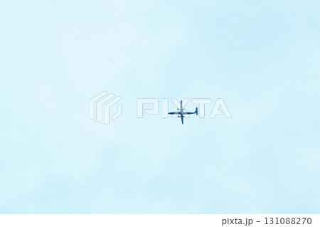 下から見たプロペラ機　長崎 131088270