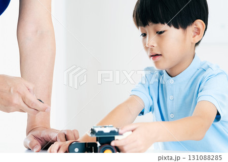 ロボットと遊ぶ男の子 131088285