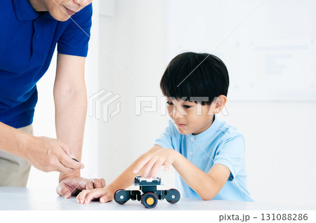 ロボットと遊ぶ男の子 131088286